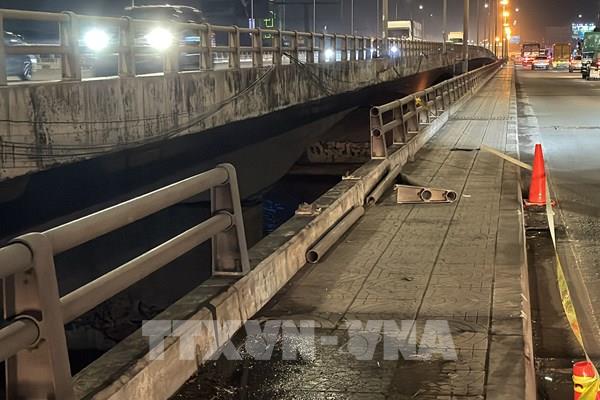 Xe 7 chỗ lao khỏi cầu Đồng Nai, rơi xuống sông mất tích