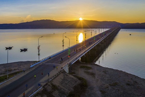 Thử tải sau khi sửa chữa cây cầu vượt biển hàng đầu Việt Nam