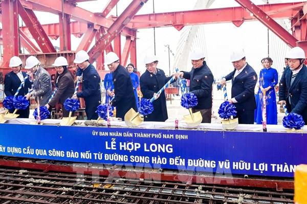 Hợp long cây cầu 1.200 tỷ đồng qua sông Đào (Nam Định)