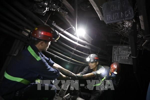 Cận cảnh công nhân lao động trong hầm lò