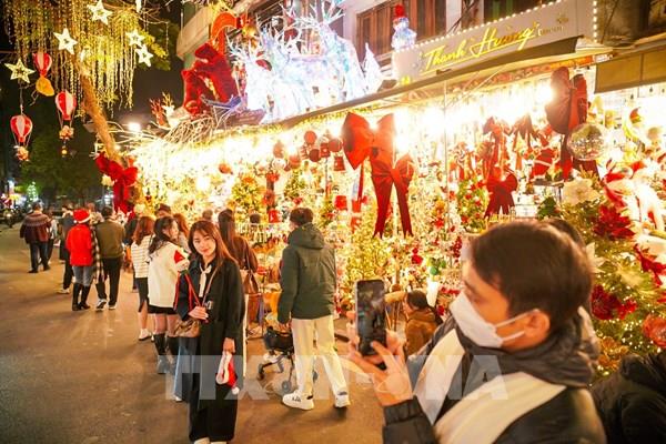 Không khí đón Noel sớm trên những con phố của Hà Nội