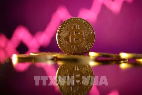 Giá bitcoin tăng vọt lên trên mốc 100.000 USD