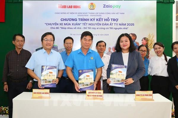 Hàng trăm vé xe miễn phí giúp người khó khăn đoàn viên đón Tết