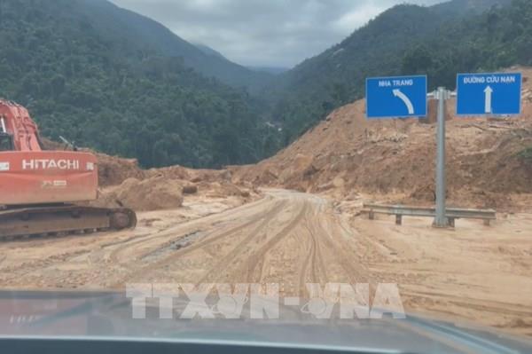 Đèo Khánh Lê thông tuyến một làn xe sau 4 ngày khắc phục sạt lở