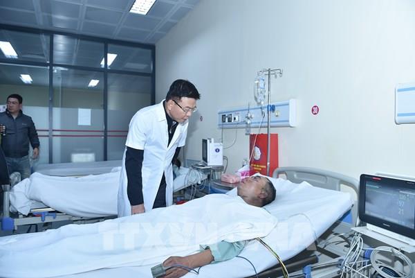 Phó Thủ tướng kiểm tra hiện trường, thăm hỏi các nạn nhân trong vụ cháy quán cà phê