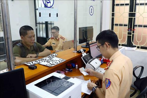 Cục Cảnh sát giao thông hướng dẫn trình tự 8 bước đăng ký xe nhập khẩu qua VneID