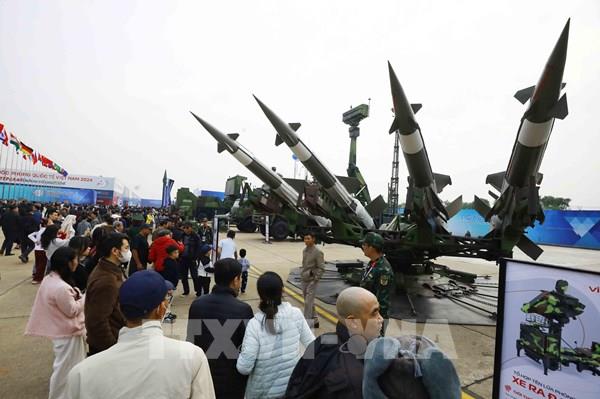 Hình ảnh người dân hào hứng với Triển lãm Quốc phòng quốc tế Việt Nam