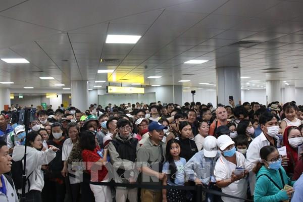 Hàng ngàn người xếp hàng chờ đi metro Bến Thành - Suối Tiên