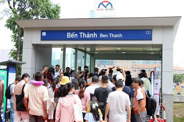 Metro số 1 phục vụ tới 150.000 lượt khách trong ngày đầu vận hành