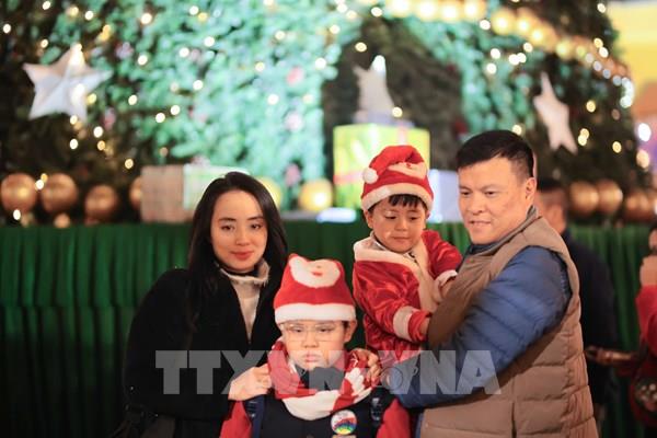 Người dân Hà Nội náo nức xuống phố đón Giáng sinh