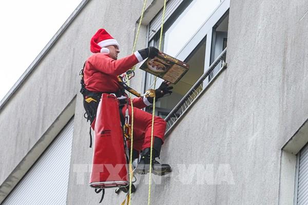 Ông già Noel bắt đầu giao quà Giáng sinh