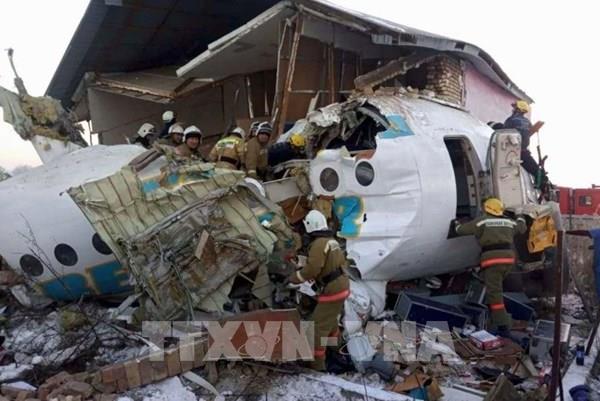 Cận cảnh hiện trường vụ rơi máy bay tại Kazakhstan: Số người sống sót tăng