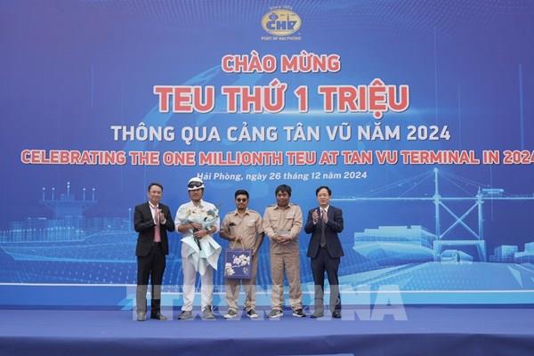Năm thứ tư liên tiếp Cảng Tân Vũ "đón" TEU thứ 1 triệu thông qua cầu tàu