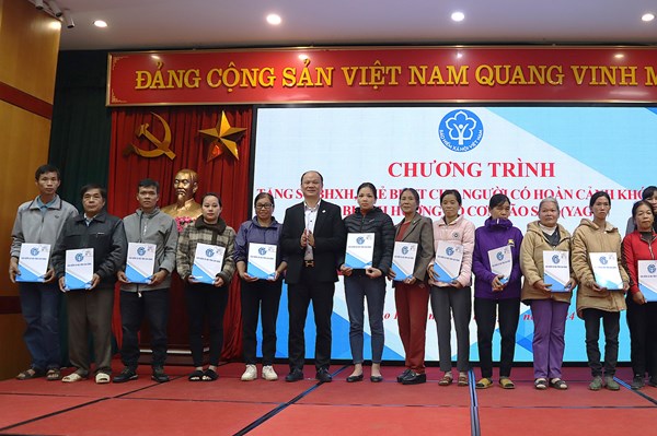 Agribank ủng hộ 4 tỷ đồngtặng sổ BHXH, thẻ BHYT cho người dân vùng bão lũ