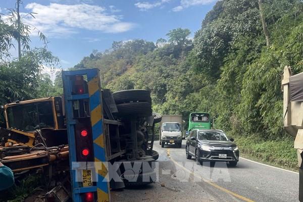 Đã thông đường sau vụ xe đầu kéo lật ngang trên đèo Bảo Lộc