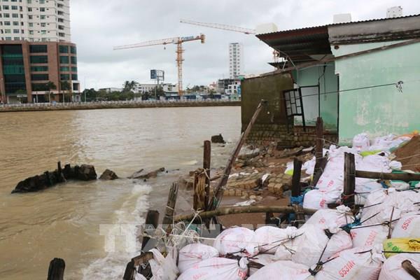 Cận cảnh sóng biển đánh sập nhà dân ở cồn Nhất Trí - Nha Trang