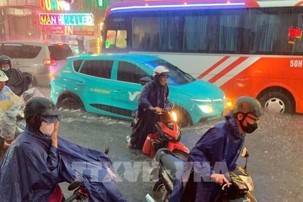 Thành phố Hồ Chí Minh xuất hiện cơn mưa trái mùa như trút nước
