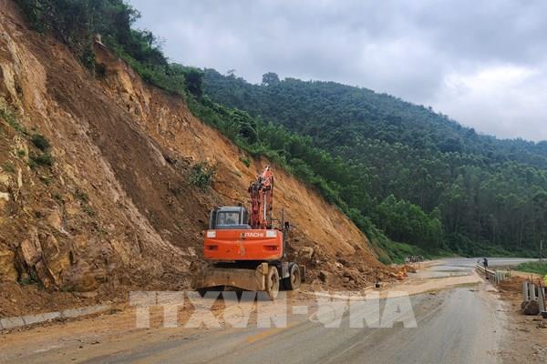 Đèo An Khê tiếp tục sạt lở, hàng nghìn khối đất đá tràn xuống đường
