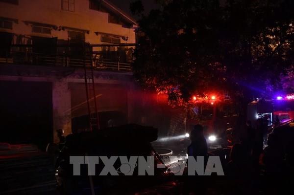 Cháy lớn tại 5 xưởng gỗ ở Hà Nội