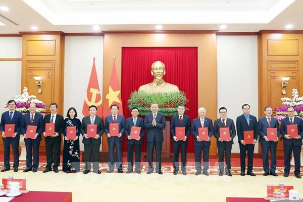 Tổng Bí thư Tô Lâm trao Quyết định về chức năng, nhiệm vụ của 13 cơ quan ban Đảng, đơn vị ở Trung ương