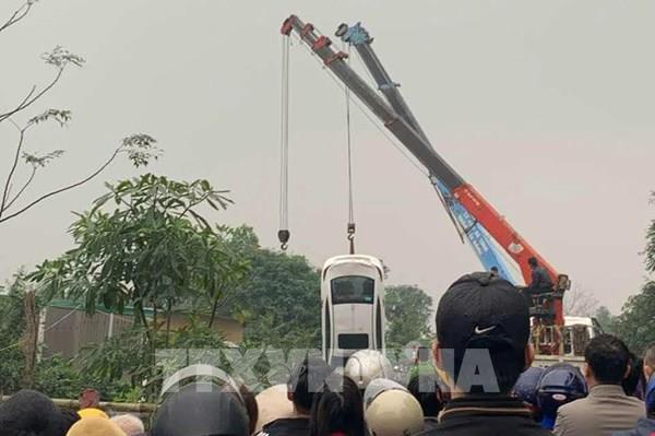 Ô tô rơi xuống kênh, hai vợ chồng tử vong