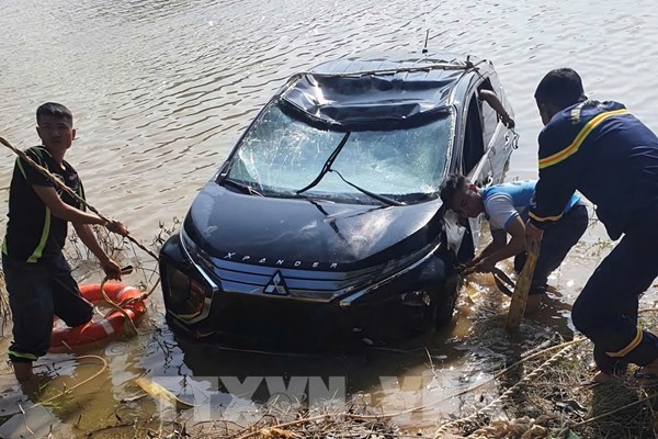Thoát hiểm khi ô tô rơi xuống nước: Hướng dẫn chi tiết để bảo toàn tính mạng