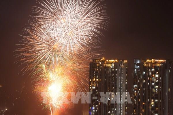 Hà Nội rực rỡ pháo hoa chào Năm mới 2025