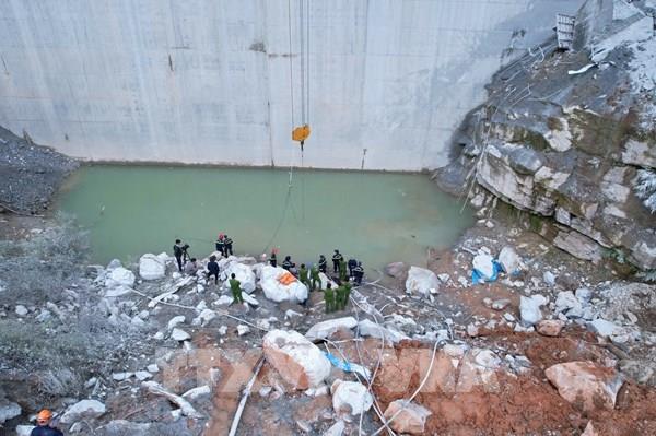 Vụ tai nạn nghiêm trọng tại Thủy điện Đăk Mi 1: Đưa thi thể nạn nhân cuối cùng vào bờ