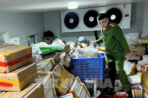 Hà Nội: Phát hiện, xử lý gần 20 tấn thực phẩm không rõ nguồn gốc xuất xứ
