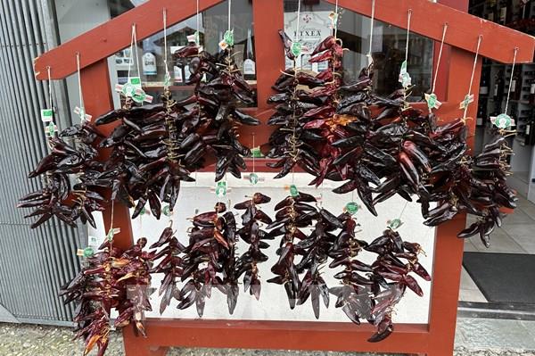 Khám phá vẻ đẹp ngôi làng ớt đỏ ở miền Nam nước Pháp