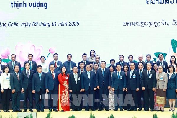 Doanh nghiệp Việt - Lào ký kết 13 giấy chứng nhận đầu tư và thoả thuận hợp tác