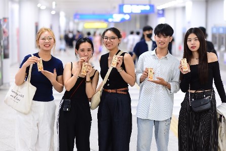 Vinamilk phục vụ miễn phí sản phẩm cho người dân check-in tại các ga metro Bến Thành – Suối Tiên