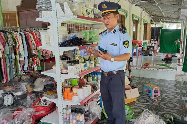 Phát hiện 200 cây son môi không rõ nguồn gốc xuất xứ