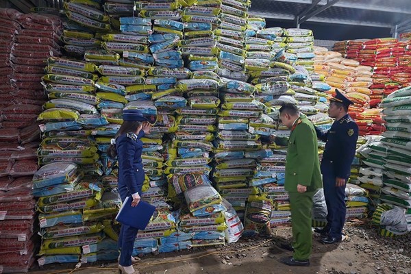Tạm giữ 66 tấn phân bón có dấu hiệu giả mạo nhãn hiệu