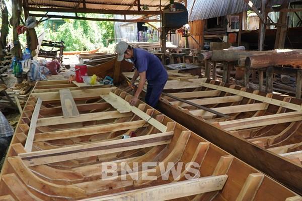 Vang danh nghề đóng xuồng, ghe trăm tuổi rạch Bà Đài