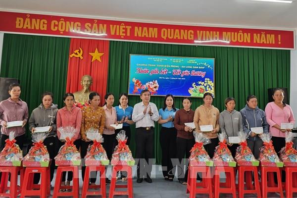 Mang Tết sớm về vùng biên giới biển Bến Tre