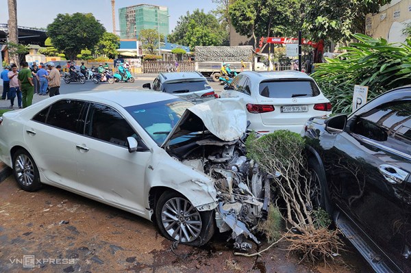 Thành phố Hồ Chí Minh: Ô tô đâm liên hoàn nhiều xe rồi lao vào chung cư