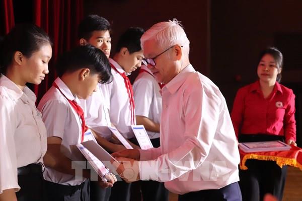 Bình Dương trao hơn 10 tỷ đồng hỗ trợ người dân dịp Tết Ất Tỵ 2025