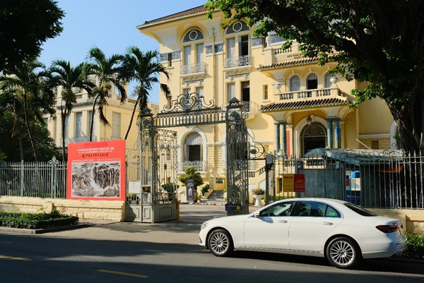  Sedan hạng sang E-Class bất ngờ giảm giá gần 260 triệu đồng