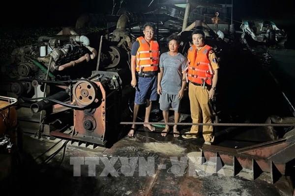 Bình Dương bắt 3 sà lan hút cát lậu trong đêm trên lòng hồ Dầu Tiếng