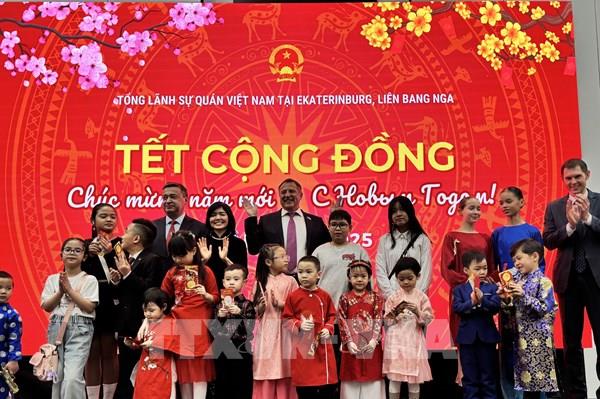 Xuân Ất Tỵ 2025: Sắc Tết nơi xứ tuyết hoa đào không nở Ekaterinburg 