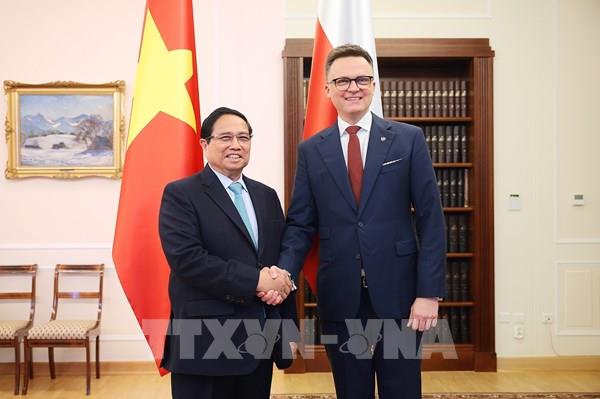 Thủ tướng Phạm Minh Chính gặp Chủ tịch Hạ viện Ba Lan Szymon Holownia