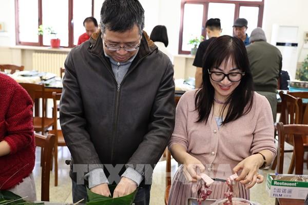 Không khí chuẩn bị đón Tết của người Việt tại Trung Quốc