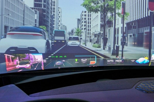 Hyundai gây ấn tượng với công nghệ hiển thị hình ảnh 3 chiều trên kính lái