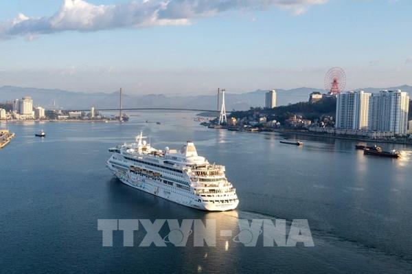 Quảng Ninh: Rộn ràng đón du khách “xông đất” cảng tàu, sân bay đầu Xuân Ất Tỵ