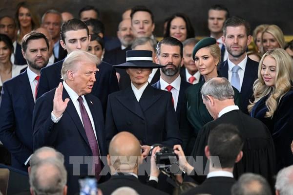 Hình ảnh Tổng thống Mỹ Donald Trump tuyên thệ nhậm chức