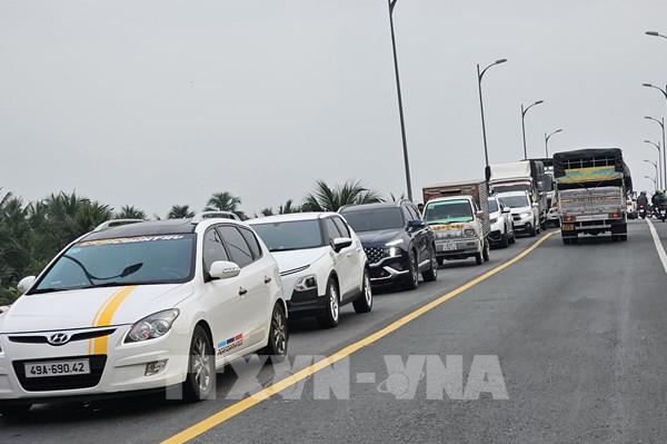 Cầu Rạch Miễu “căng mình” ngày cận Tết