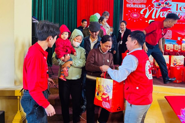 Central Retail trao tặng 5.100 phần quà Tết cho hộ gia đình có hoàn cảnh khó khăn