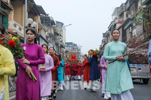 Hơn 400 người mặc cổ phục tham gia "Bách hoa bộ hành"