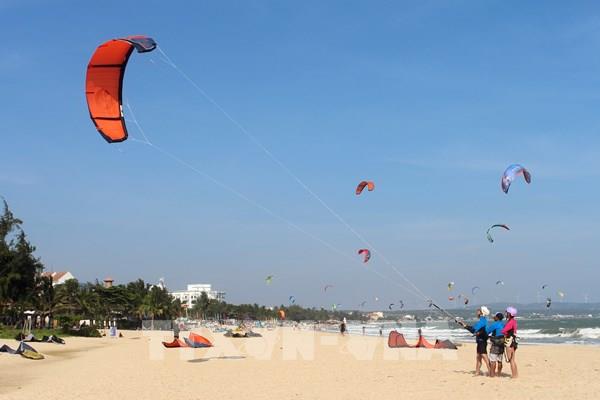 Biển Mũi Né rực rỡ sắc màu trong mùa lướt ván diều